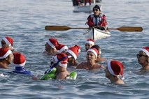 Foto: Nenavadni božični običaji - maraton božičkov, čarovnice in kopanje v ledeni vodi