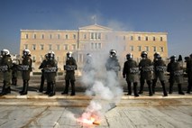 Proti nižanju plač in varčevanju: Grški davčni uslužbenci začeli 48-urno stavko
