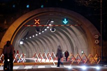 Kronika minule noči: Tik pred tunelom Pletovarje v nesreči umrl 48-letnik