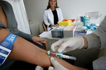 Rdeč alarm: Vpoklic testov za virusom HIV, ker kažejo napačne podatke