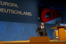 Kriza potisnila evro na najnižjo raven v 2011, Schäuble optimističen