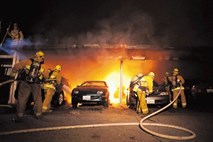 V Los Angelesu policija brezupno išče požigalce avtomobilov