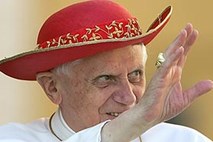 Kuba in Vatikan se dobro razumeta: Papež bo daroval mašo in se sestal tudi s Castrom