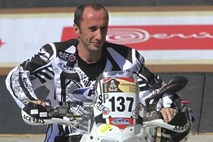 Organizatorji relija Dakar v kritičnem stanju našli francoskega motociklista