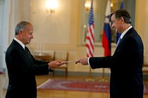 Veleposlanik si želi vlado, ki bo "združila vse Slovence"