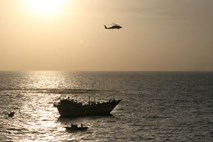 Posadka ameriškega rušilca  iz rok piratov rešila trinajst iranskih ribičev