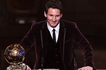 Lionel Messi tretjič zapored prejel zlato žogo, ki bi jo delil s Xavijem