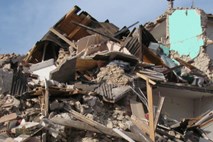 Zahod Indonezije stresel močan potres