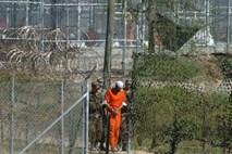 Cameron: Velika Britaniji si skupaj z ZDA prizadeva za zaprtje Guantanama