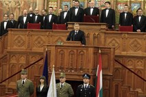 Madžarski premier pripravljen na "argumentirana" pogajanja o novi ustavi