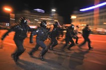 Foto: Nasilni spopadi med protestniki in policijo, ki je uporabila solzivec