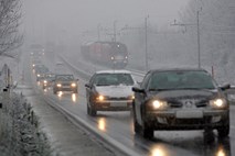 Previdno: Na Gorenjskem in Koroškem se sneg oprijemlje cestišča