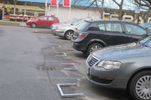 V Šiški nadaljujejo zapiranje parkirišča