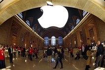 Apple s prodajo iPhonov podira rekorde, a na račun poceni delovne sile na Kitajskem