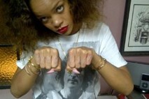 Rihanna ima novo tetovažo, ki jo je posvetila 2Pacu