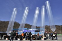 Južnokorejski aktivisti z baloni pošiljajo tople nogavice svojim severnim sosedom