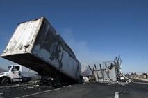V verižnem trčenju 18 vozil in tovornjakov umrlo najmanj deset ljudi