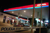 Rop bencinskega servisa pri Kozini: Policisti na lovu za storilci tudi z blokadami