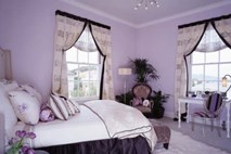 Odenite spalnico v kombinacijo vijolične in bele barve