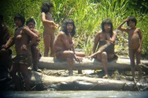 S sulicami nad turiste in umor: Prve podrobne fotografije izoliranega plemena