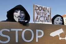 Vlada meni, da Acta ne omejuje interneta, javnost si želi širše razprave