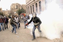 Ulični spopadi pred notranjim ministrstvom ne pojenjajo, po strogem središču Kaira se vali solzilec