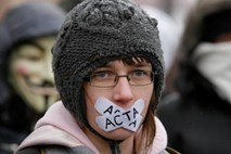 Češka po hekerskem napadu zamrznila ratifikacijo Acte, drugod novi protesti