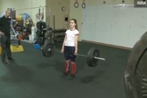 Video: 13-letna deklica postala rekorderka v dvigovanju uteži