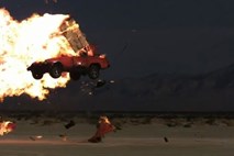 Eksplozija avtomobila, posneta s kamero, ki naredi tisoč slik na sekundo