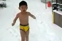 Razvijanje moškega temperamenta: Kitajec sili štiriletnika, da v spodnjicah na snegu dela sklece
