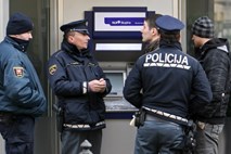 Ljubljana: Na bankomat na Kopitarjevi ulici nepridipravi namestili "blokado"