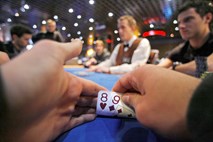 Skupina Hrvatov z virusom okužila poker naprave in si priigrala 240.000 evrov