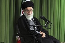 Iranski verski voditelj Hamenej zatrjuje, da Iran ne skuša pridobiti jedrskega orožja