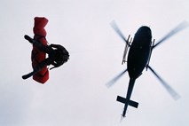 Na Kaninu ponesrečenega smučarja reševali s helikopterjem