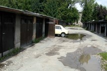 Šokantno: Ruska policija v garaži v bližini Moskve odkrila sto mrtvih psov