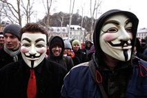 V Evropi in Južni Ameriki aretiranih 25 domnevnih članov Anonimnih