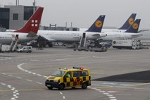 Sodišče v Frankfurtu ustavilo še stavko na letališki ploščadi; sindikat napovedal pritožbo