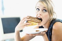 Bel sladkor in mastna hrana najbolj izčrpavata imunski sistem