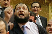 Egiptovski poslanec odstopil: Trdil, da so ga pretepli, v resnici pa si je dal "popraviti" nos