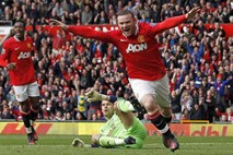 Swansea šokiral City, Rooney United popeljal na vrh lestvice