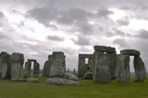 Olimpijska bakla na poti do Londona tudi v Stonehenge, na dan jo bo nosilo 115 ljudi