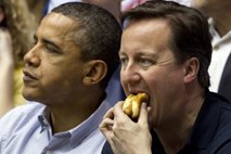 David Cameron navdušen, ker je lahko spal v Obamovi postelji