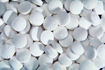 Dnevna doza aspirina preprečuje in morebiti celo zdravi rakava obolenja