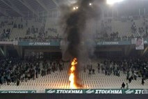 Panathinaikosu zaradi izgredov na derbiju huda kazen, Olympiakosu naslov prvaka
