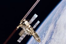 Astronavti na Mednarodni vesoljski postaji bežali pred grozečimi smetmi