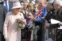 Britanska kraljica šokirala mladoporočenca, ko je prišla na njuno poroko