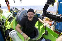 James Cameron končal zgodovinski potop do najgloblje točke pod morsko gladino