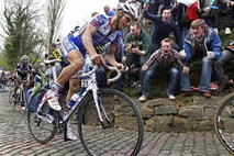 Dirko v Flandriji tretjič v karieri dobil Boonen, v padcu jo je huje skupil Cancellara