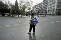 Nova žrtev finančne krize: Grški upokojenec se je ustrelil v središču Aten