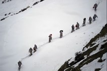 Snežni plaz na severu Pakistana pokopal okoli 100 vojakov